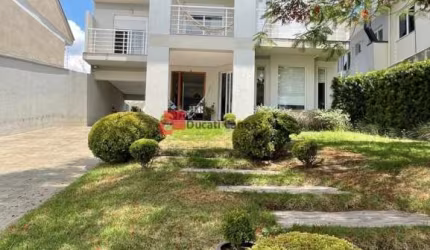 Amplo sobrado triplex com 04 dormitórios