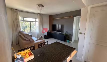 Apartamento semimobiliado com 2 dormitórios e duas vagas cob