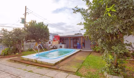 Casa térrea com 03 dormitórios e amplo quintal com piscina.