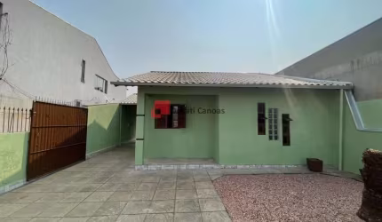Casa térrea com 04 dormitórios, pátio com piscina.