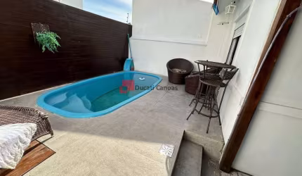 Casa em condomínio com 02 dormitórios e piscina privativa.