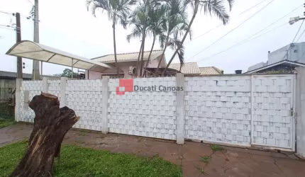 Casa térrea com anexo nos fundos e sala comercial.