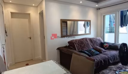 Apartamento semimobiliado com 01 dormitório, sacada com chur