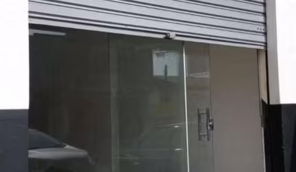 Salão Comercial para Locação em Taubaté, Parque Aeroporto, 2 banheiros, 1 vaga