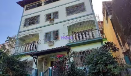 Casa de 3 andares e cobertura com salão para eventos.
