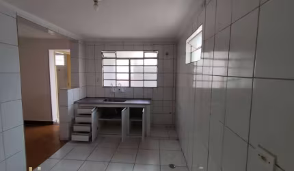 CASA TERREA - FUNDOS - 3 CÔMODOS. OTIMA LOCALIZAÇÃO. ALUGUE JÁ!
