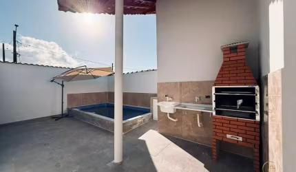 Casa com 2 dormitórios, sendo 1 suíte, no Jd. Praia Grande em Mongaguá.