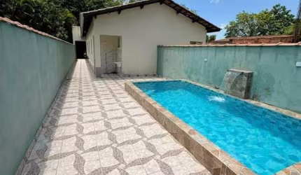 Casa com 2 dormitórios, sendo 1 suíte no Barigui em Mongaguá / SP