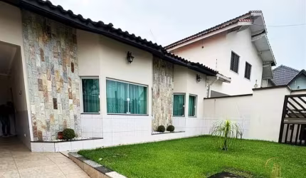 Casa com 3 dormitórios, sendo 1 suíte no Josedy em Peruíbe / SP