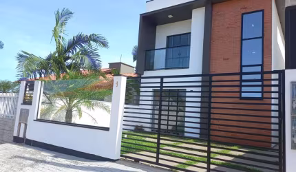 SOBRADO COM PISCINA NO CENTRO  PRÓXIMO À LAGOA POR APENAS R$599.000,00!!