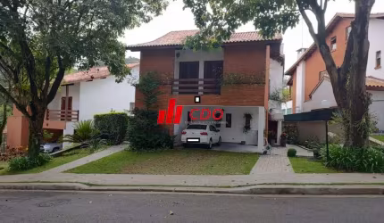 Zona Sul sobrado isolado em condomínio fechado, com 3 dormitórios sendo 1 suíte, sala para 3 ambientes,4 vagas, útil de 270m²