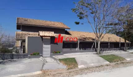 Imponente casa em condomínio à venda em Cotia-SP, Parque Rizzo: 3 quartos, 1 suíte, 3 salas, 3 banheiros, 6 vagas, 400m².