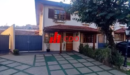 Imperdível Casa de 3 Quartos no Bairro Morumbi Sul -3 dormitórios sendo 1 suíte, 3 Salas, 4 Banheiros,5 vagas, útil de 220m²,área gourmet.