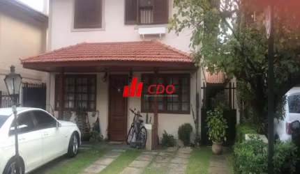 Sobrado condomínio Morumbi Sul:4 dormitórios sendo 3 suítes, sala para 3 ambientes,4 vagas, churrasqueira, útil de 350m² terreno de 10 x 25 =250m²