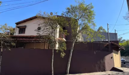 Casa  à venda no Campo Limpo em São Paulo-SP: 2 quartos, 2 salas, 2 banheiros, 3 vagas de garagem!