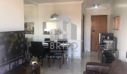 Belíssimo apartamento com 02 dormitórios e 01 vaga, varanda, fino acabamento, cozinha com armários planejados, área de serviço bem ventilada