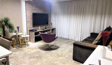 Apartamento com 02 dormitorios, sala para 02 ambientes, cozinha planejada, 02 banheiros e 01 vaga