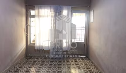 Casa térrea com edícula, 02 vagas de garagem. Ótima localização à 100 metros da futura estação Água Rasa do Metrô