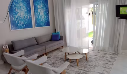 Belíssima em condomínio fechado de Jundiaí.   Piso superior com 3 dormitórios sendo uma suíte com closet e sacada, wc social, sala de TV