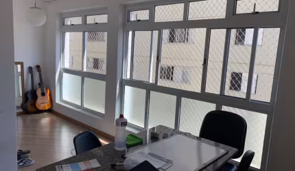 Amplo apartamento ao lado do metrô Oscar Freire com 02 dormitórios e uma vaga de garagem, andar alto,  bem conservado, 03 banheiro e dependência de em