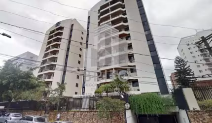 Belíssimo apartamento com 3 dormitórios, sendo uma suíte com armários planejados, ventilador de teto, papel de parede, dormitórios com armários