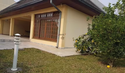 Casa de Luxo com 4 Suítes e Amplo Quintal no Guabirotuba, Curitiba