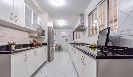 CASA À VENDA NO PAROLIN COM 03 DORMITÓRIOS E PISCINA COM 270 M²