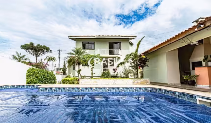 Casa à Venda no Bom Retiro(PISCINA AQUECIDA / 3 SUÍTES / ÓTIMO TERRENO)
