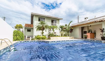 Casa à Venda no Bom Retiro(PISCINA AQUECIDA / 3 SUÍTES / ÓTIMO TERRENO)