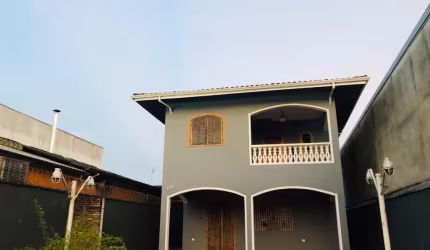 Lindo sobrado em uma área de comércio uma ótima localização.