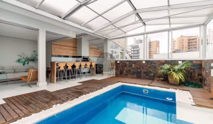 COBERTURA COM PISCINA COBERTA, PRÓXIMA AO CLUB CURITIBANO