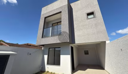 Sobrado novo com terraço à venda no Xaxim em Curitiba.