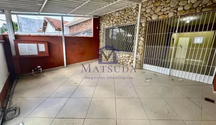 Sobrado 3 dorm, 2 banheiros e 2 vagas no Monte Castelo, SJC