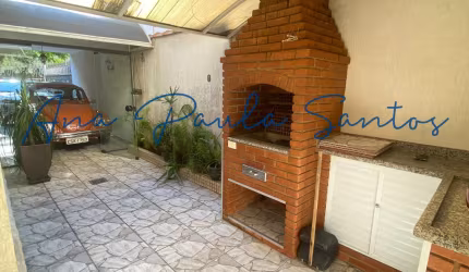 Encantador Sobrado de 3 Dorms (1 Suíte) com Quintal e Churrasqueira à Venda na Ponta da Praia em Santos - SP