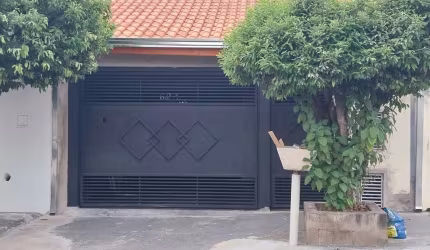 Casa á venda terreno de 150m² possui 3 dorm, 2 banheiros, 3 vagas de garagem cobertas