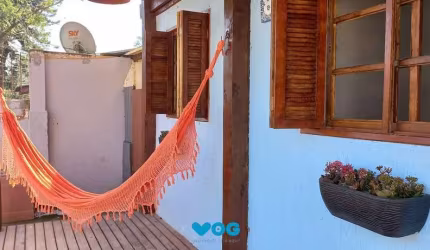 Casa térrea de 2 dormitórios, living, cozinha, churrasqueira, área de serviço, b