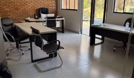 Casa com 03 quartos e 02 vagas de garagem