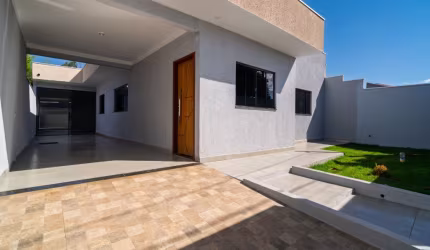 Casa com 3 dormitórios, 2 banheiros e 3 vagas de garagem à Venda por R$ 480.000,00
