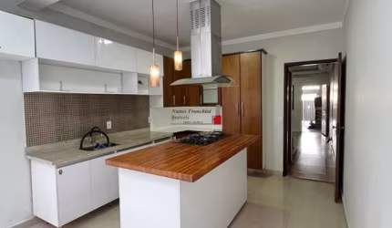 Sobrado à venda em São Paulo-SP, Vila Carbone: 2 quartos, 1 suíte, 1 sala, 3 banheiros, 1 vaga, 110m². Venha conhecer!