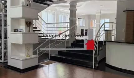 Imperdível sobrado de luxo na City América, São Paulo-SP: 4 suítes, 2 salas, 8 vagas de garagem, piscina e churrasqueira!