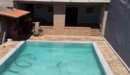 ÁGUA FRIA - CASA A VENDA COM ESTRUTURA MONTADA EQUIPAMENTOS DE ACADEMIA