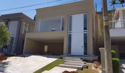 RESIDÊNCIA NOVA, COM TRÊS SUÍTES, AMPLO LIVING, COZINHA. QUATRO VAGAS DE GARAGEM, FINO ACABAMENTO. SEM PISCINA.