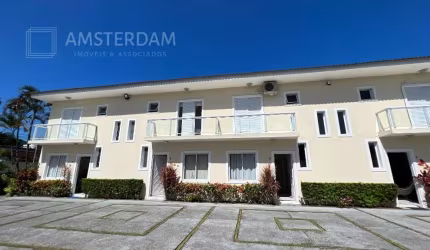 CASA EM CONDOMÍNIO FECHADO COM 3 DORMITÓRIOS COM PISCINA.