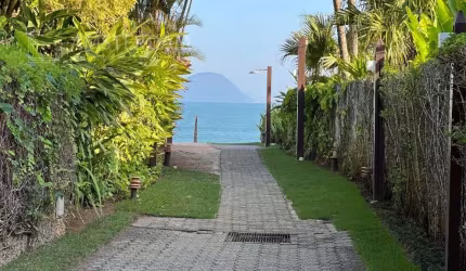 CASA EM CONDOMINIO FRENTE AO MAR NA BARRA DO UNÁ.