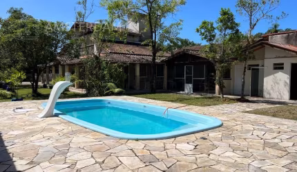 CASA À VENDA EM CONDOMÍNIO FECHADO COM PISCINA!