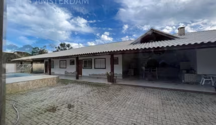 CASA À VENDA COM FUNDOS AO RIO JAGUAREGUAVA COM PISCINA PRIVATIVA EM BERTIOGA SP