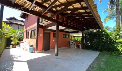 Barra do Uná, condominio frente ao mar, piscina privativa, 3 vagas, casa espetacular, quadra de tenis.
