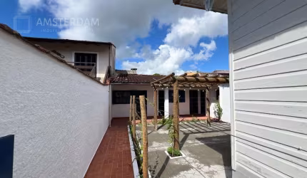 Edícula para locação anual, com entrada privativa e vaga de garagem, casal sem filhos, sem pets.
