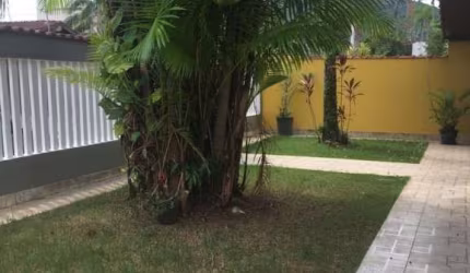CASA INDEPENDENTE COM 03 DORMITÓRIOS PRÓXIMO AO MAR NO CENTRO DE BERTIOGA.