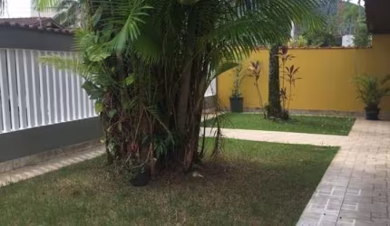CASA INDEPENDENTE COM 03 DORMITÓRIOS PRÓXIMO AO MAR NO CENTRO DE BERTIOGA.